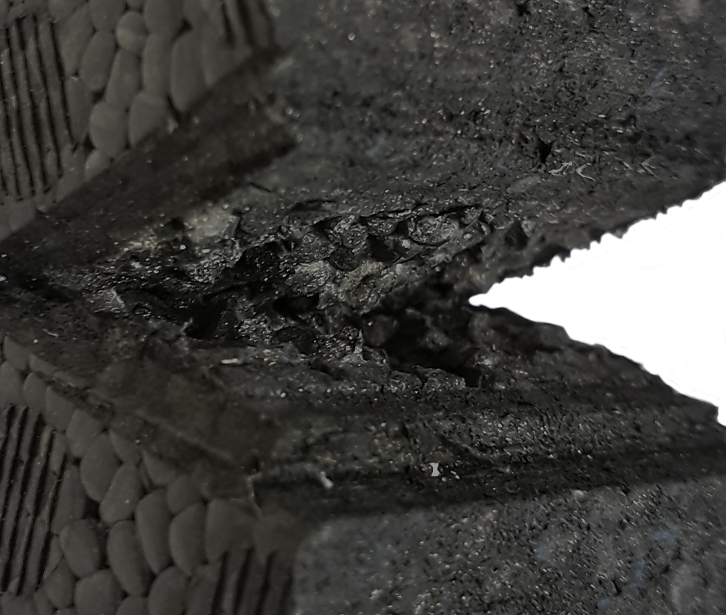 Ein Bild von Polymerschäumen, welche in der Mitte gebrochen sind
